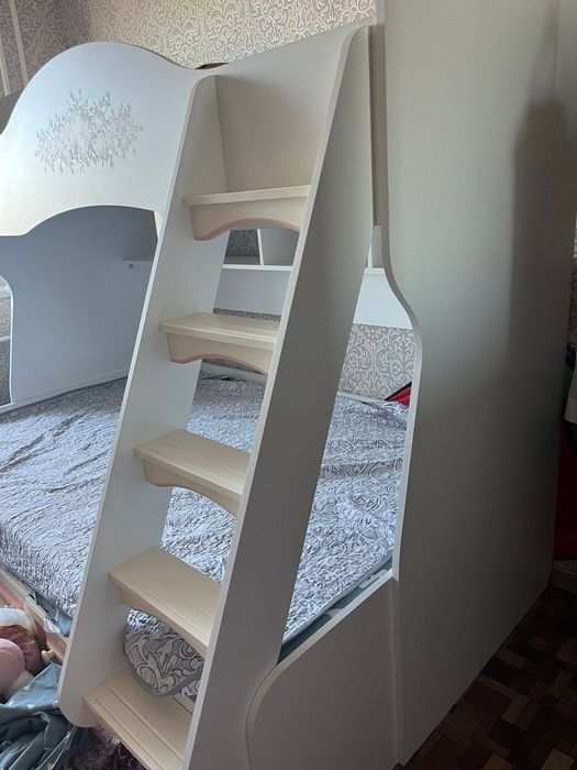 Двухъярусная кровать