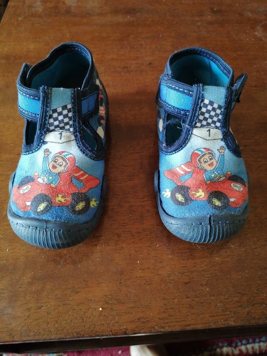 Три чифта пантофи номер 24