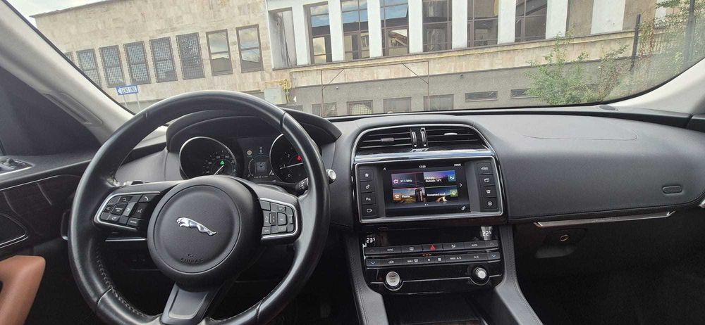 Jaguar F-Pace Business 20d AWD Automat