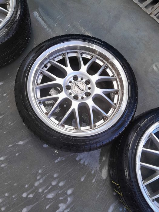 Продавам 4 броя лети джанти , заедно 4 броя гуми