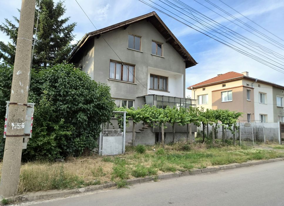Къща с двор 886 кв. м. в гр. Костинброд