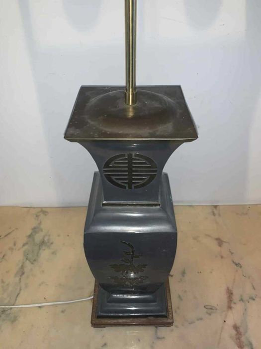 Veioza cu doua becuri amplasate pe suport din alama