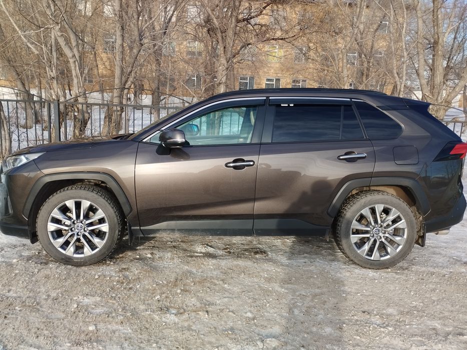 Toyota RAV4 2021 год.