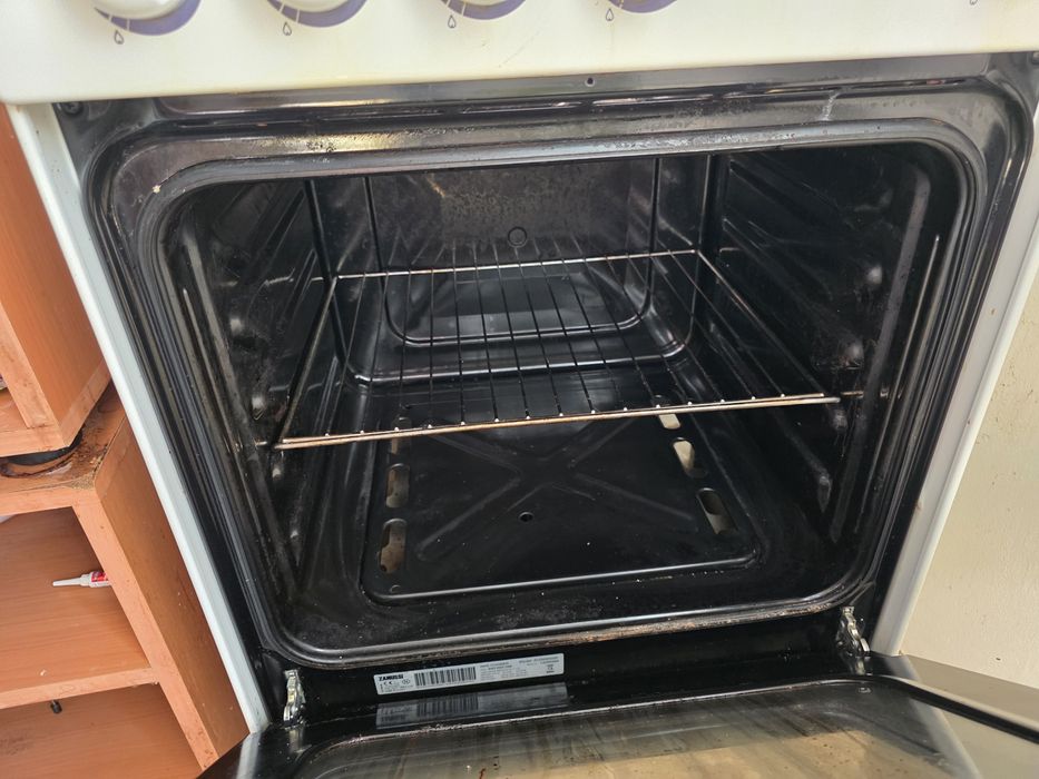 Urgent - Set  electrocasnice +  mobilea vintage din stejar – canapea, 2 fotolii, comodă, masă, frigider, aragaz, masina de spalat