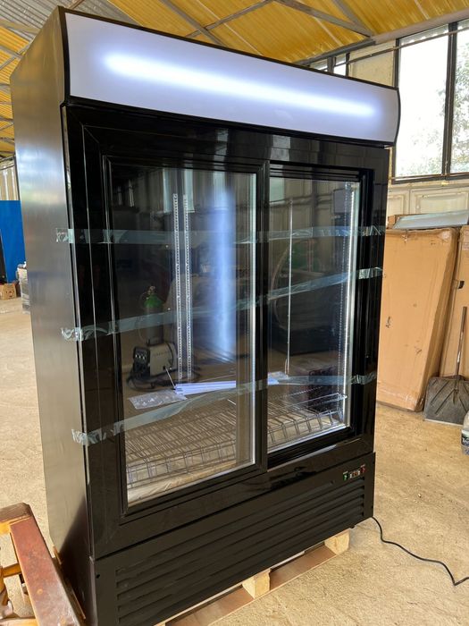 Vitrina frigorifica verticala cu 2 usi si benner de prezentare