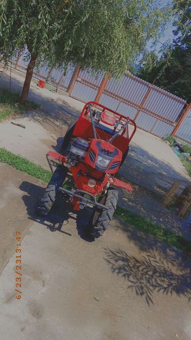 Motocultor cu remorcă și roata de rezerva plus freze de prasit