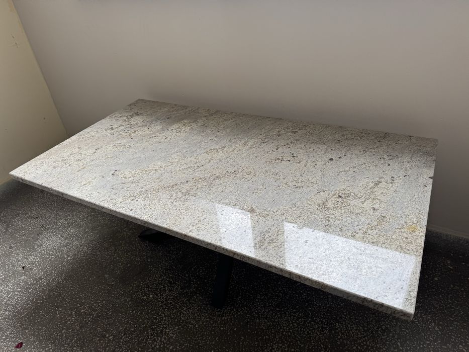 Холна маса от гранитогрес