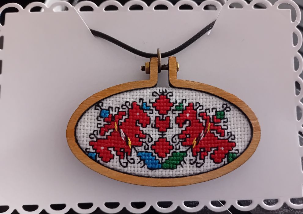 Колие с ръчно бродирана шевица