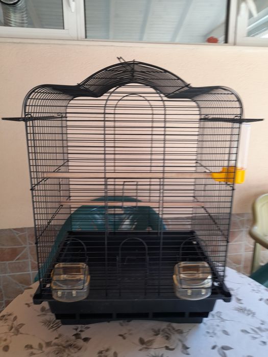 Клетки за папагали и разплодни воалиери за канарчета.