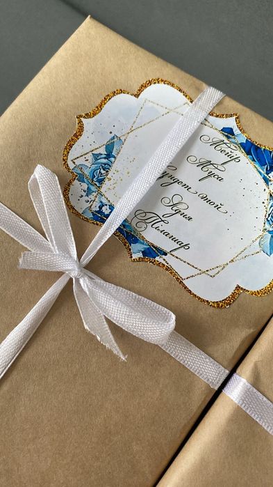 Тойбастарға кітап наклейкамен