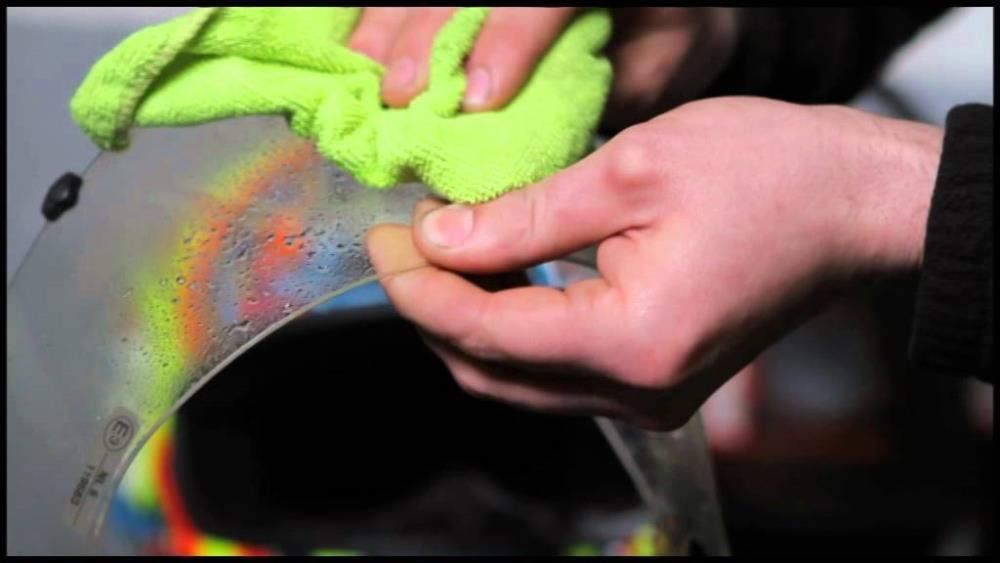 Motul препарат спрей почистване екипировка каска интериор ръце кожа