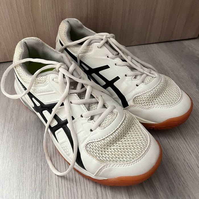 Продам  волейбольные кроссовки.