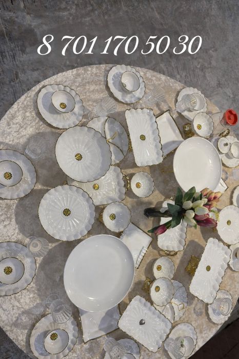 Стол стулья посуда