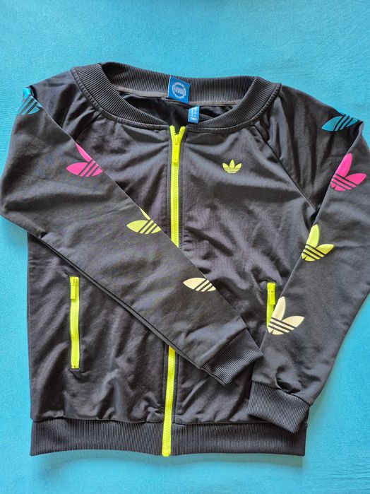 Суичър на марката "Adidas"