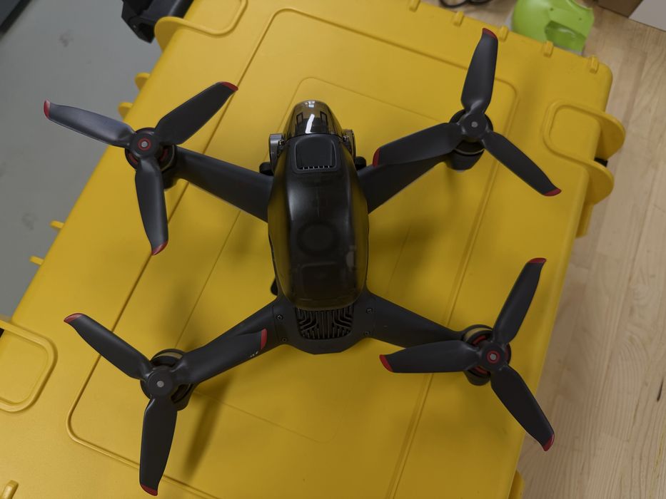 Drona DJI FPV, Full Kit,  Fly-More Kit, Ochelari, Controller, Elici si carcasa de rezerva