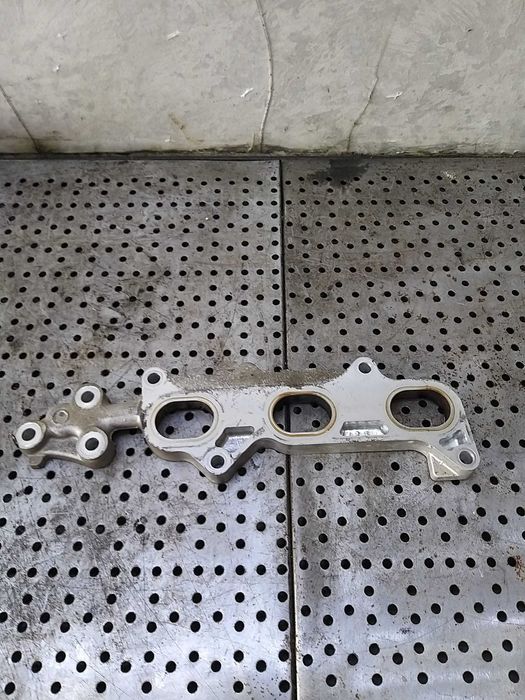Distantier suport galerie evacuare 1.0 b toyota yaris 2013