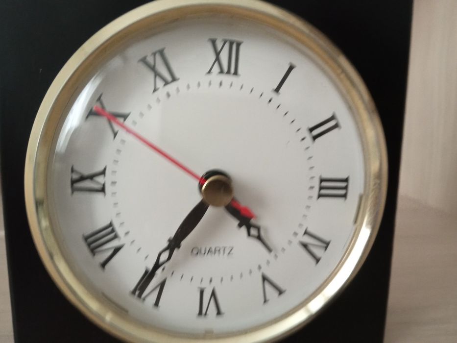 Настольные часы QUARTZ соат сотилади.