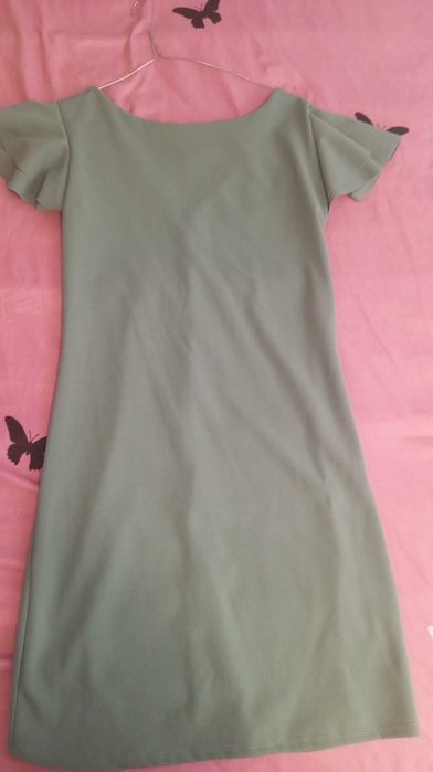 Vând rochie de culoarea verde