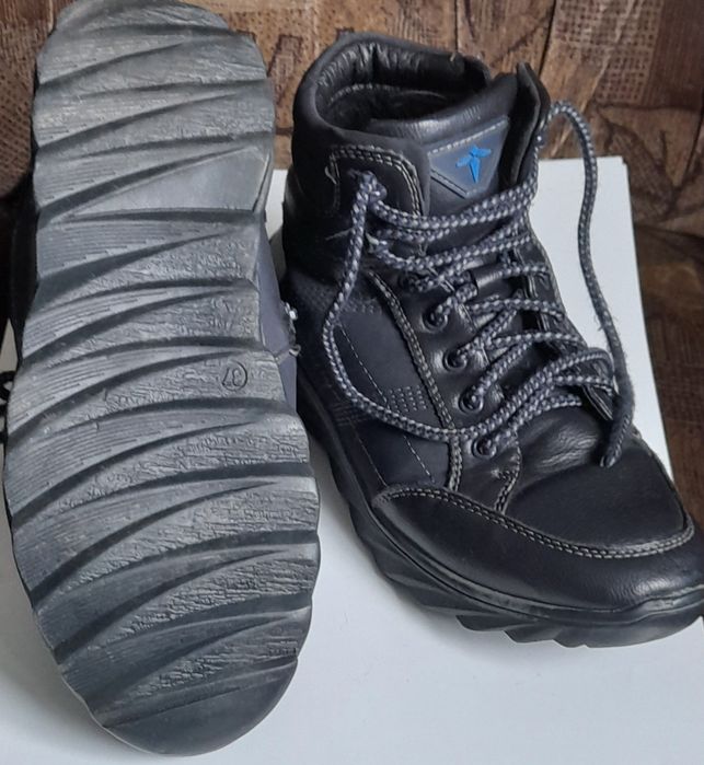 Продам кроссовки подросковые