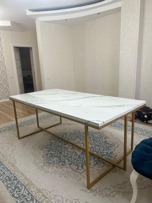 Стол для гостей в отличном состоянии