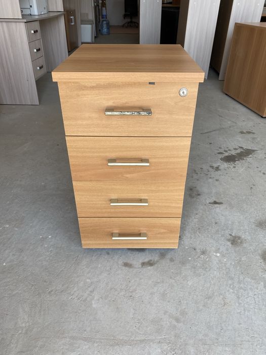 Офисные столы и стулья