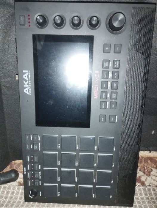 AKAI MPC LIVE 2 ideal holatda