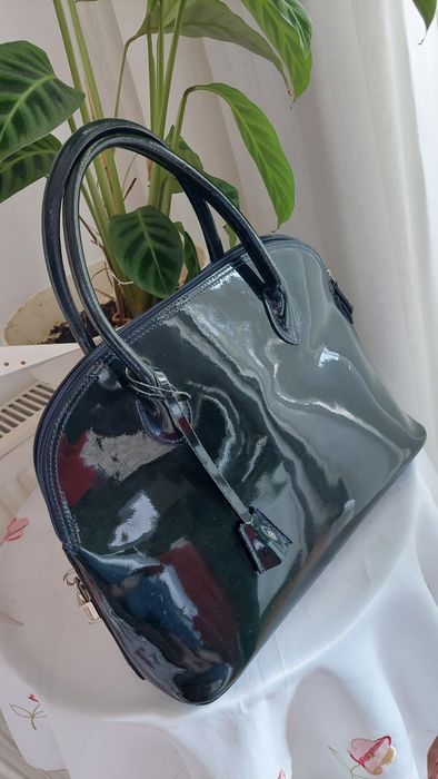 Geanta noua piele naturala lacuita si sandale cadou