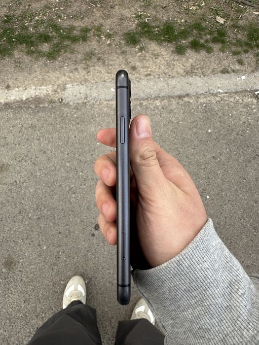 iPhone 11 black 64gb