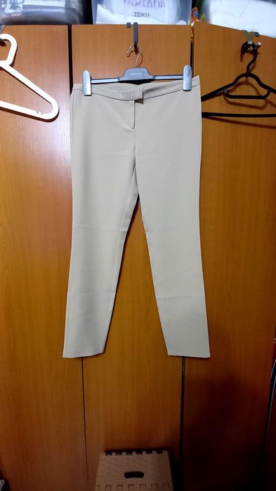 Pantaloni moderni de dama ,crem ,conici , mas. M 38-40