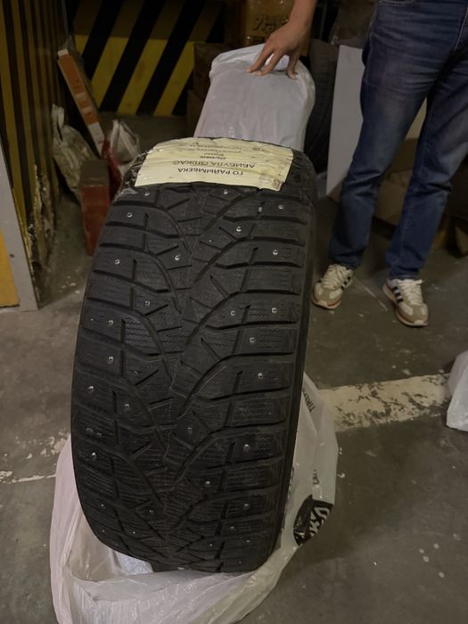 Продам комплект зимних шин Bridgestone с шипами. Дисков нет!