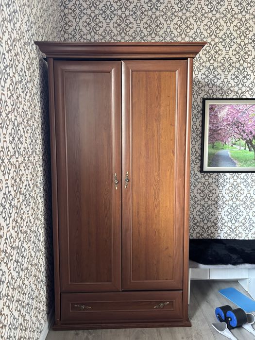 Распашной шкаф. Коричнего цвета.