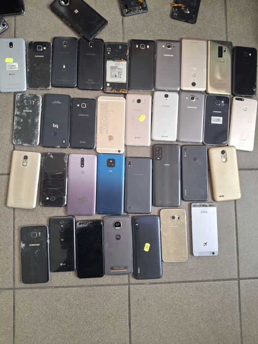 Vand lot 50 telefoane de piese