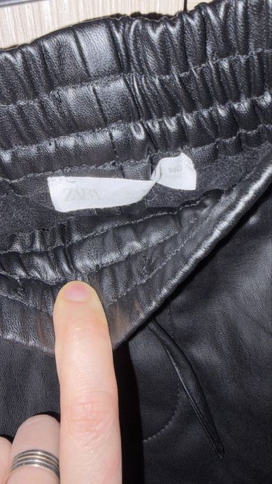 Продам черные еожаные брюки для девочки