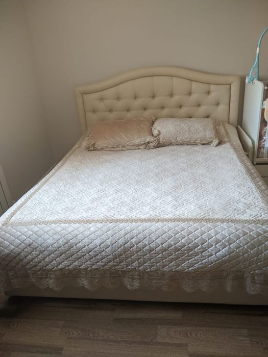 Двухспальная кровать + 2 тумбы с тремо