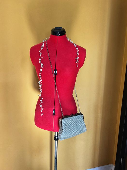 Rochie alba geanta halat accesoriu păr mireasă