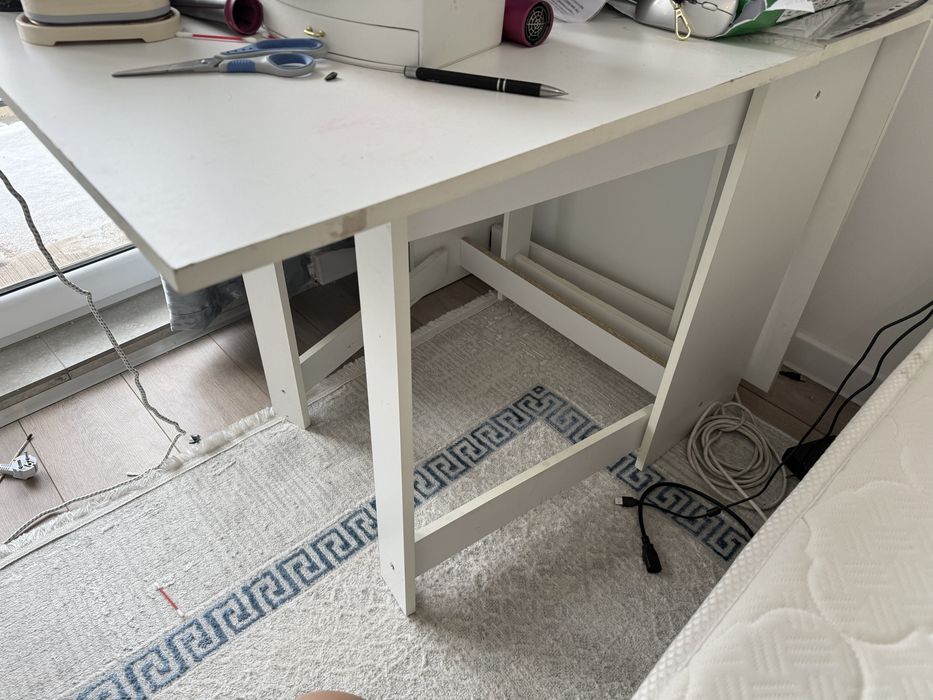 Продам стол книжка в белом цвете