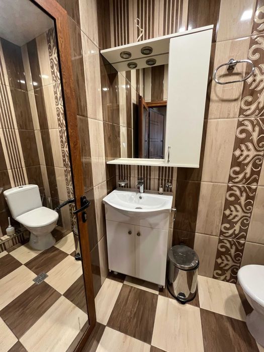 Продаваме просторен 3-стаен апартамент в ж.к. Изток, бл. 41