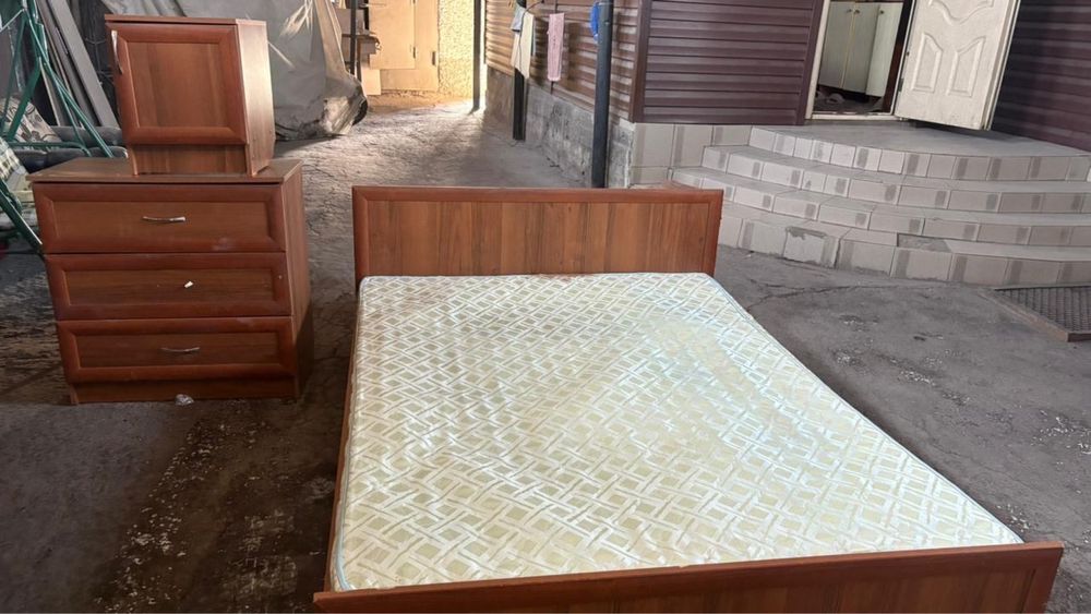 Продаю кровать с комодом