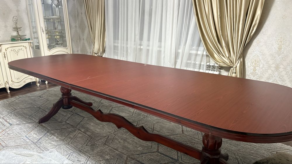 Стол для гостей.