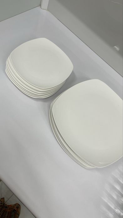 Тарелки фарфоровые.