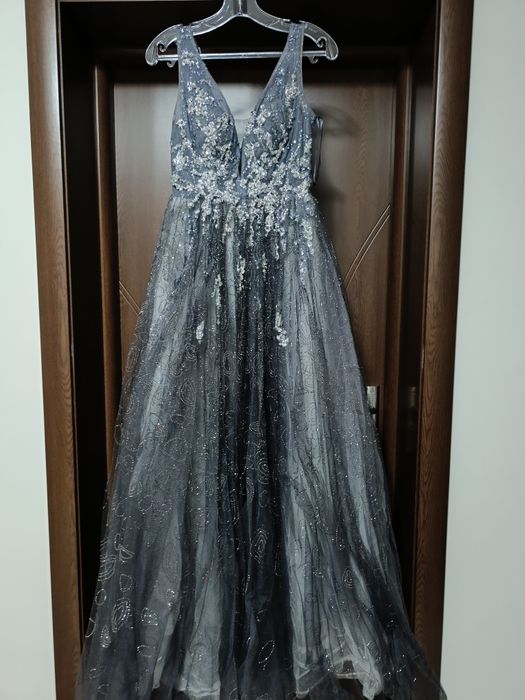 Уникална официална рокля няма забележки по нея, размер ХС