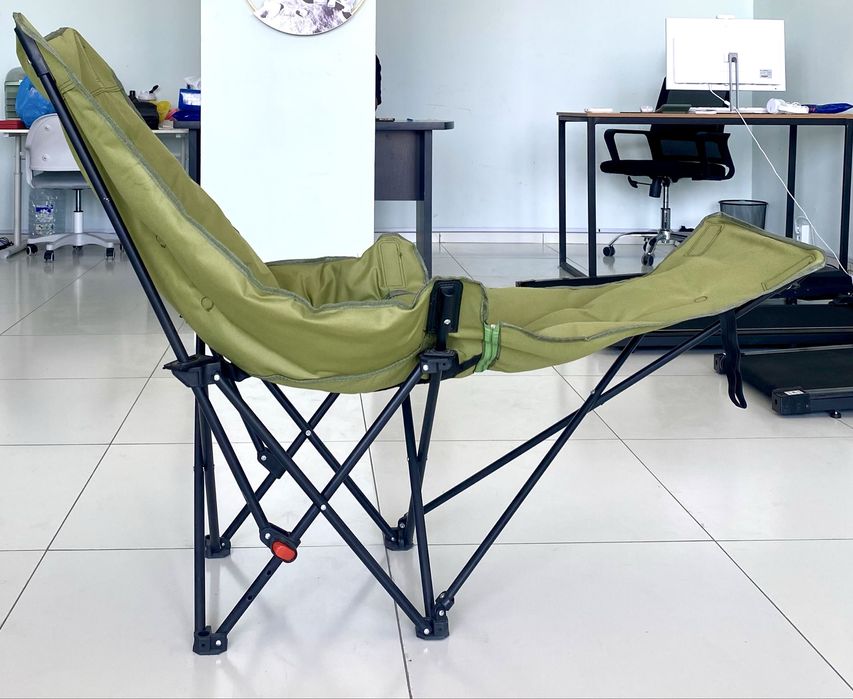 Складное кресло-шезлонг, мягкий матрас, подставка для ног
