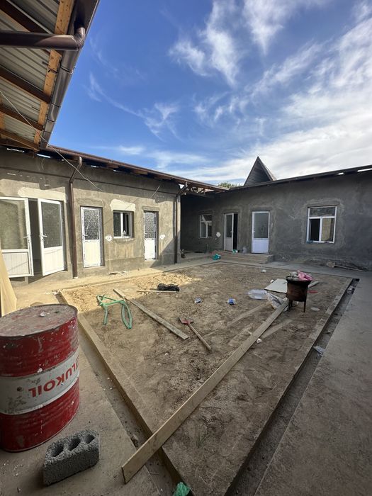 Uy sotiladi Hovli 2ta adeni adeni