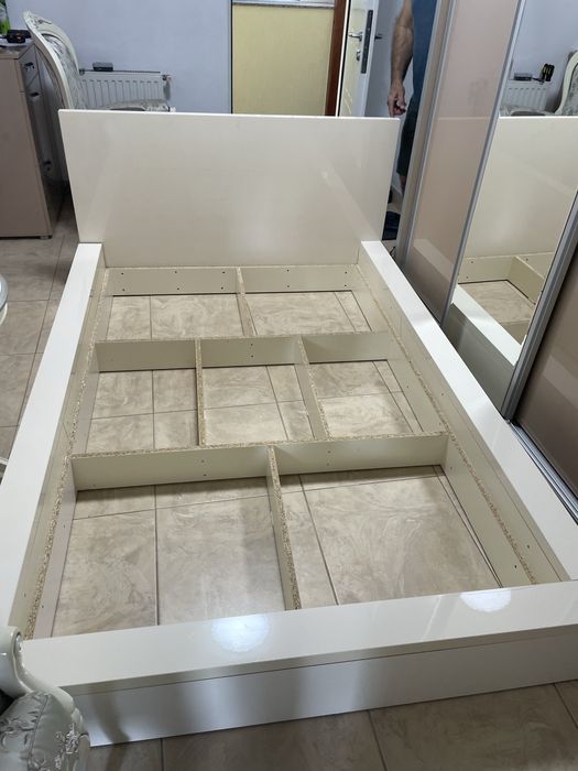 Pat din MDF cu saltea 140x200 si 2 noptiere 50x41x25
