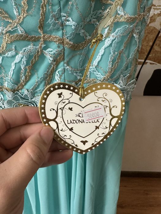 Продается вечернее платье новое. Размер 46