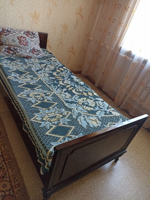 Продам кровать для спальни.