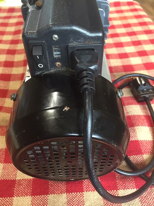 JAVAC Модел CC 141/вакум помпа за вакумиране на хладилни системи/