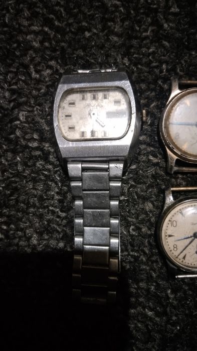 Часы механические не на ходу.