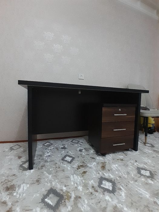 Ofisniy stol xolati yangi 3 ta tortmaliy