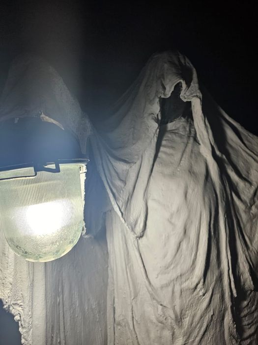 Статуя монах с фонарем